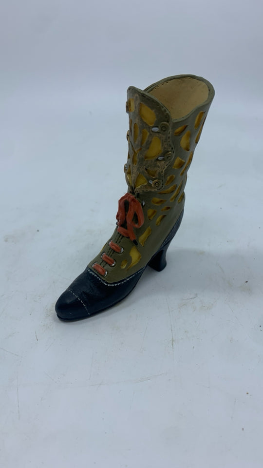 SM RESIN BOOT FIGURINE.