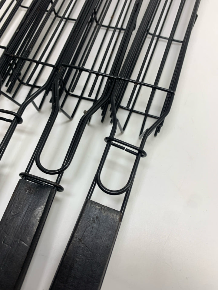 4 NON-STICK KABOB GRILLING BASKETS.