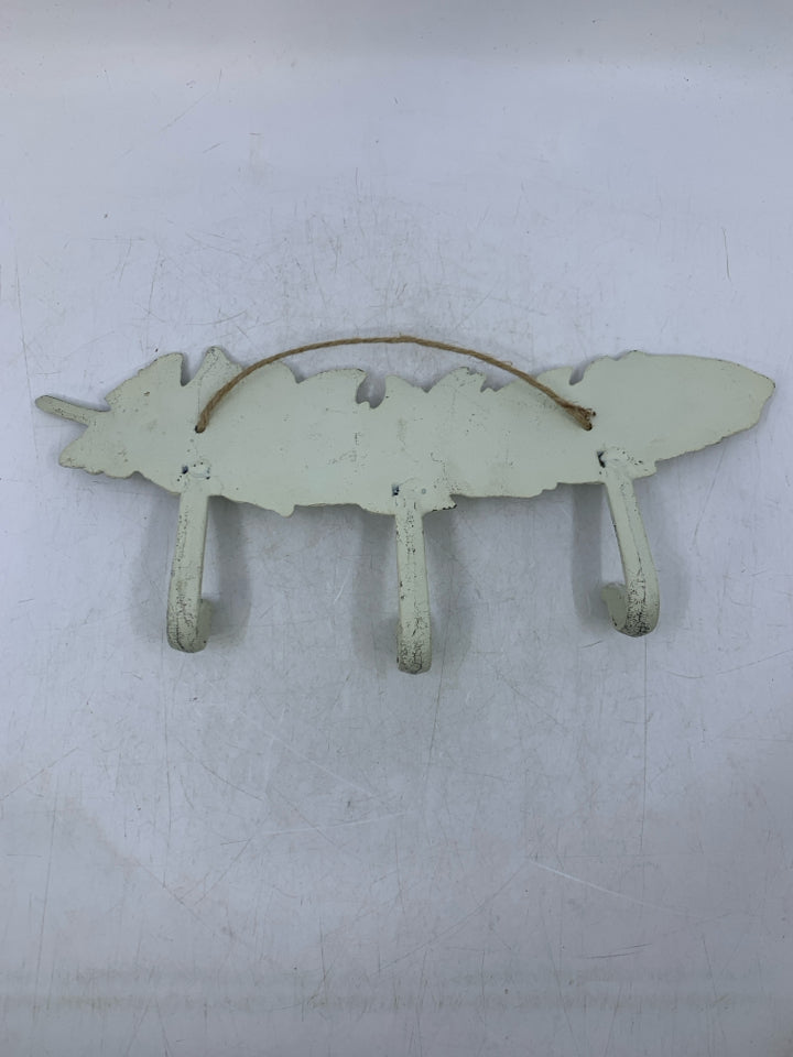 DISTRESSED METAL FEATHER W/ 3 HOOKS.