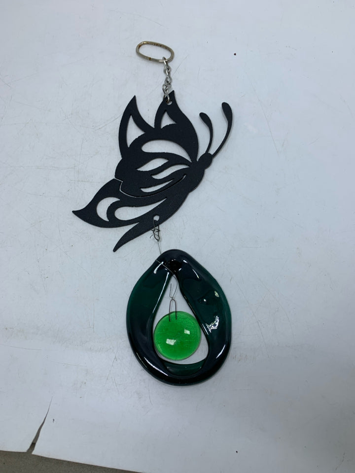METAL BUTTERFLY CUTOUT W/ HANGING GLASS.
