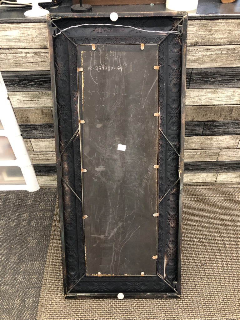 PALM TREE IN DISTRESSED METAL FRAME WALL HANGING.