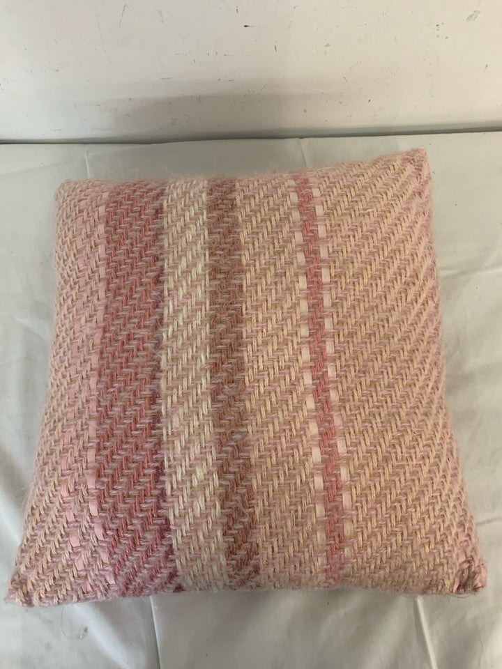 TWO TONE PINK KNITTED PILLOW.