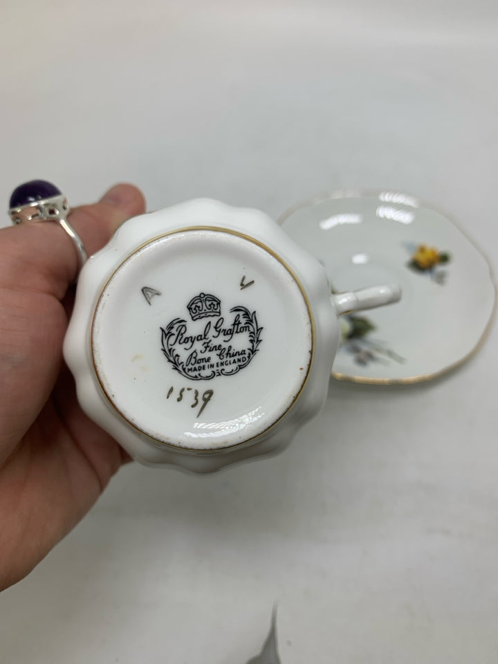 YELLOW/WHITE ROSES TEA CUP.