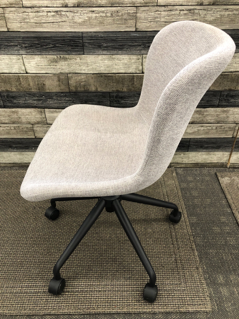 GREY FABRIC ROLLING OFFICE CHAIR.