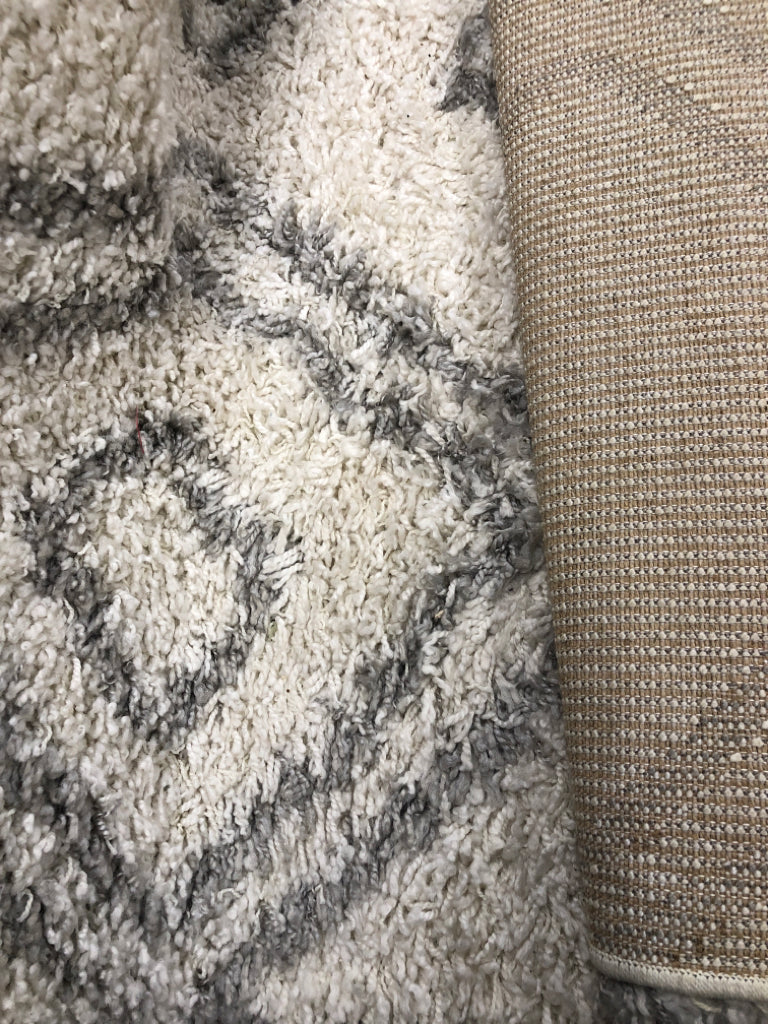 WHITE AND GREY SHAG RUG.