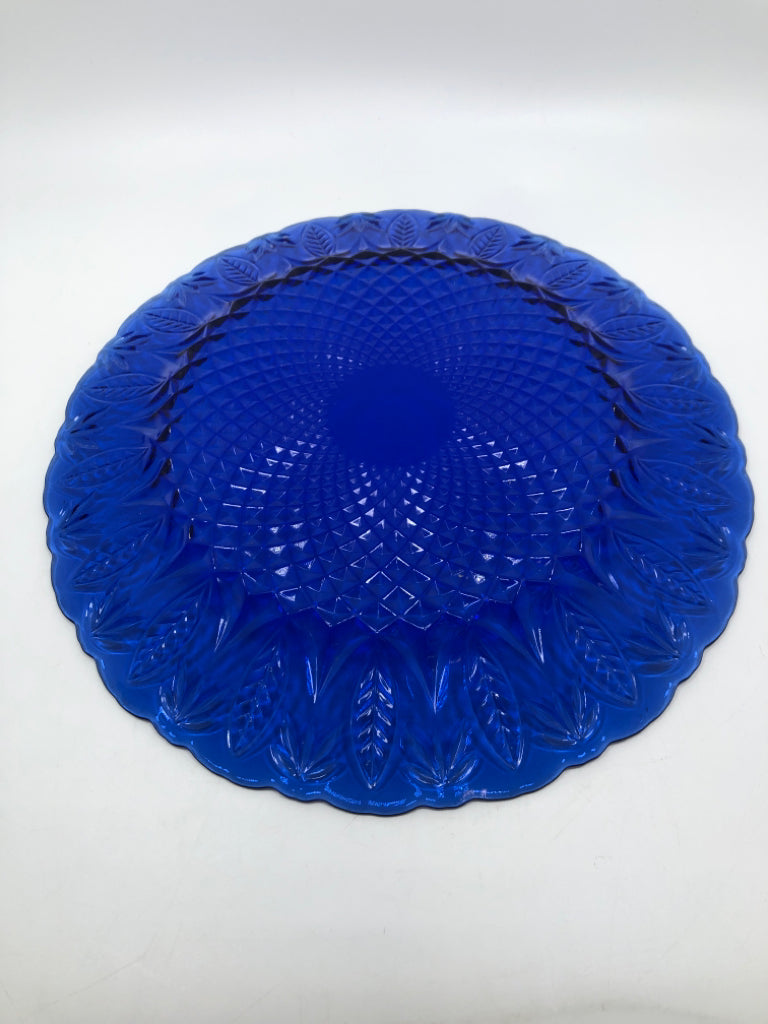 4 BLUE GLASS FLORAL DINNER PLATES.