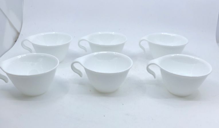 6 CORELLE WHITE CUPS W/ CURVED HANDLES.