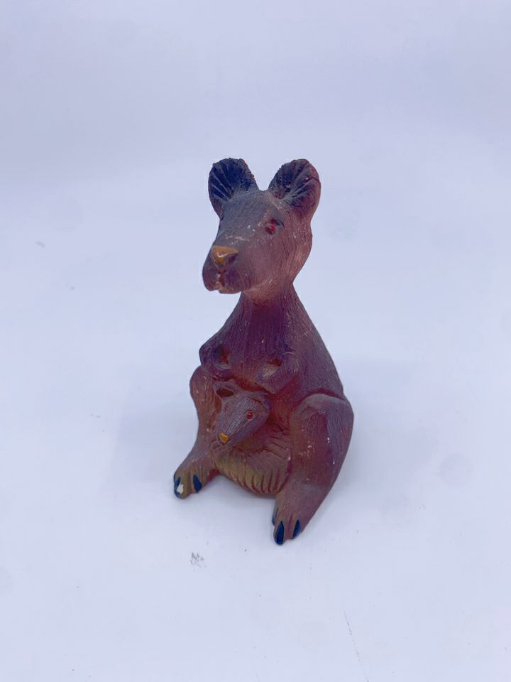 VTG RINCONADA CARVED CLAY KANGAROO W/ BABY.