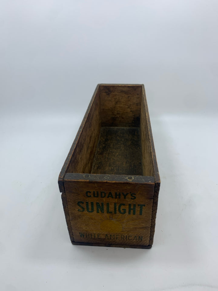 VTG WOODEN SUNLIGHT CHEESE BOX.