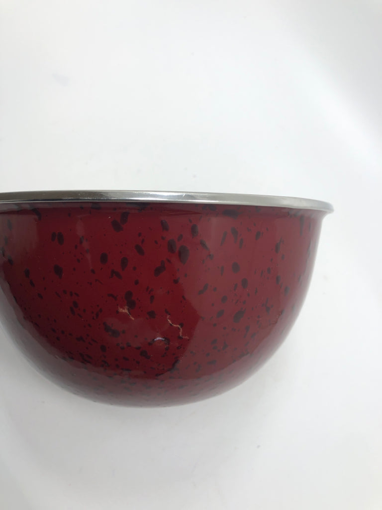 RED/BLACK SPECKLED METAL MIXING BOWL.