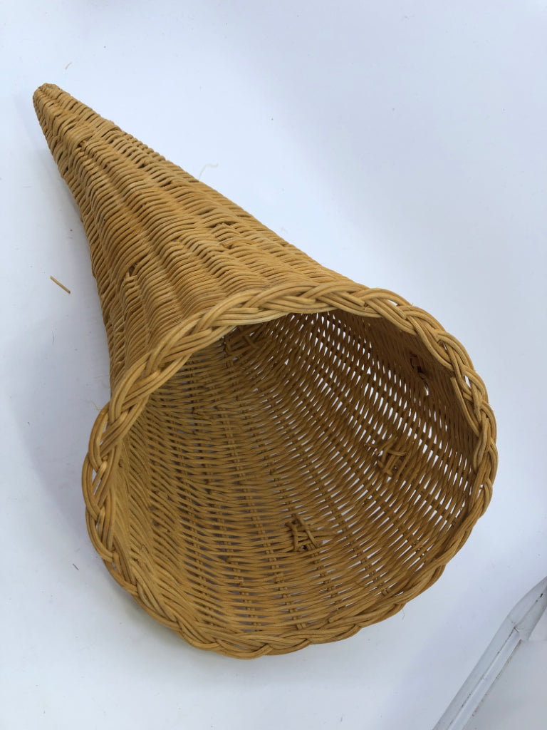BLONDE CORNUCOPIA BASKET.