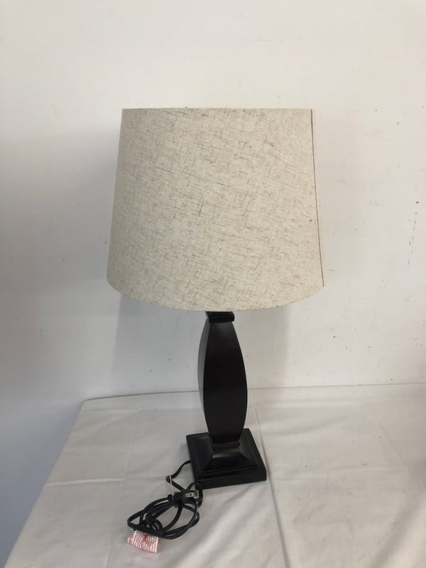 BLACK BASE LAMP W CREAM SPECKLED SHADE.