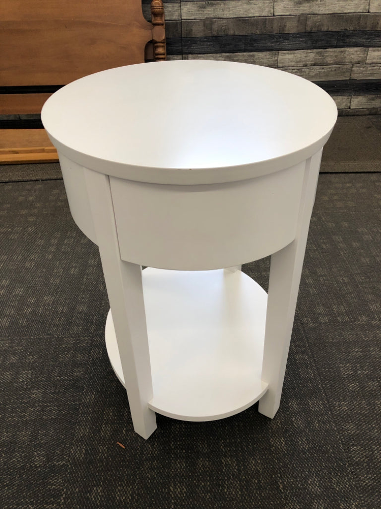 OVAL WHITE NIGHTSTAND W/DECORATIVE KNOB.