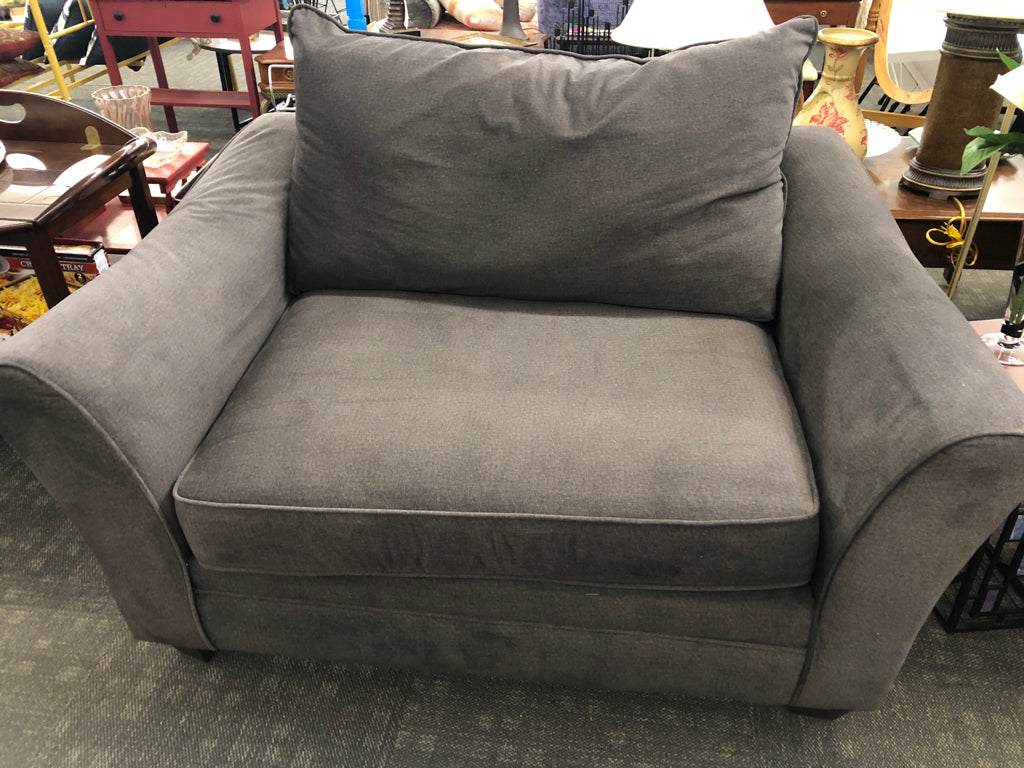 SOFT GRAY OVERSIZED CHAIR.