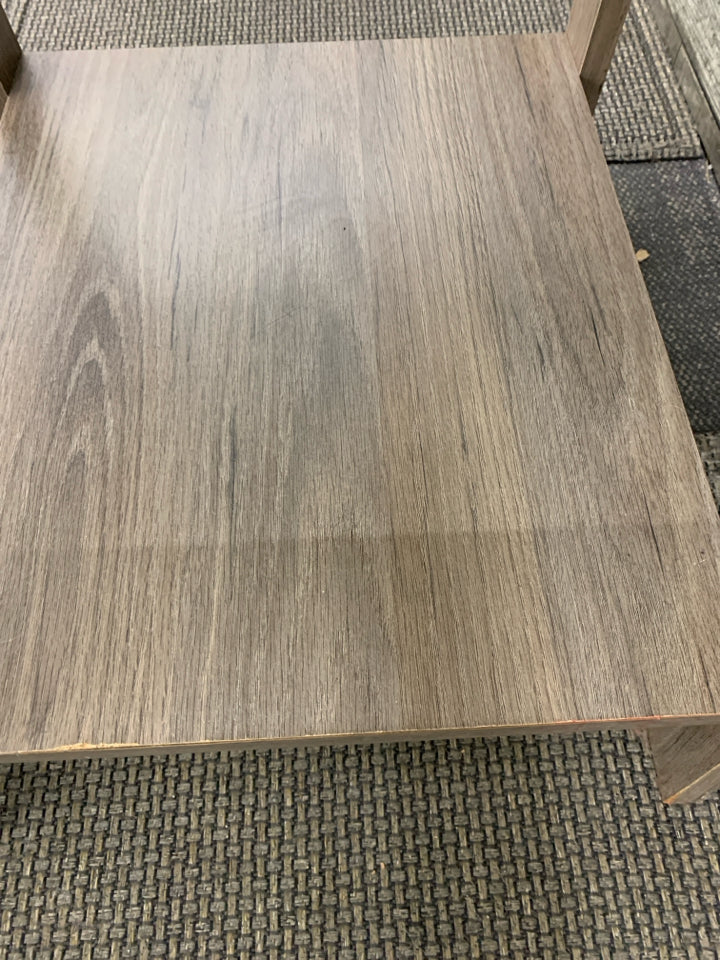 LIGHT BROWN WOOD GRAIN END TABLE.