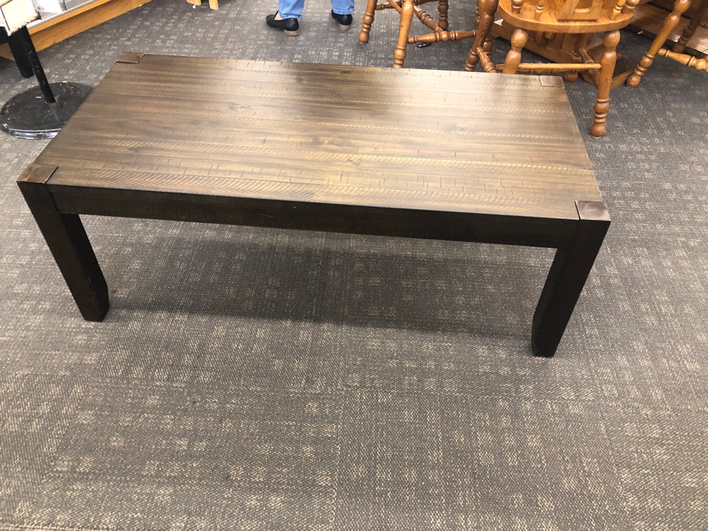 DARK BROWN WOOD SLAT STYLE COFFEE TABLE.