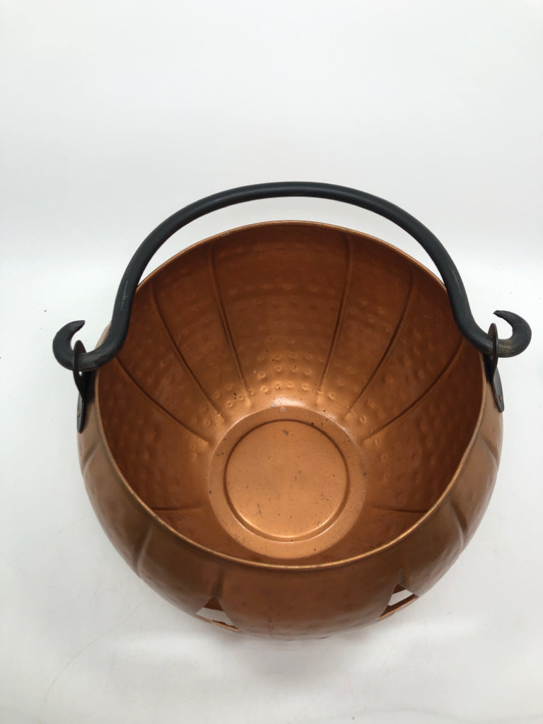 METAL PUMPKIN BUCKET W/HEAVY METAL HANDLE.