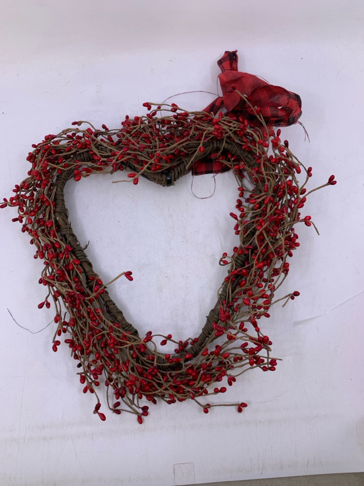 HEART PIP BERRY WREATH.
