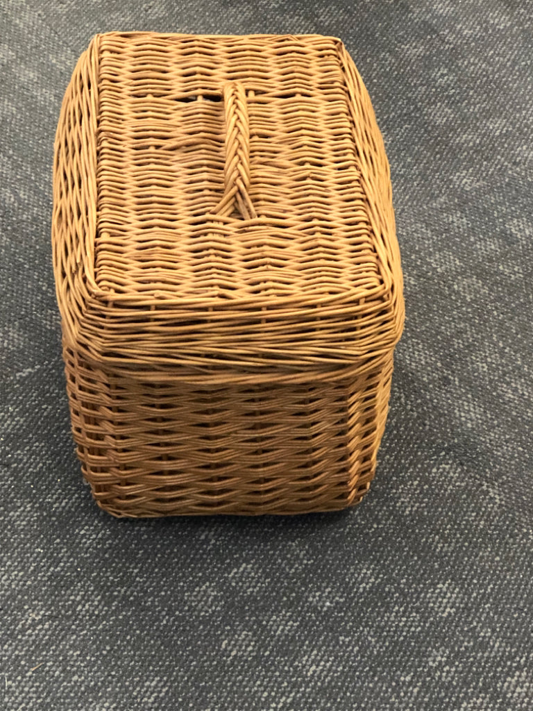 WICKER BASKET W/LID.