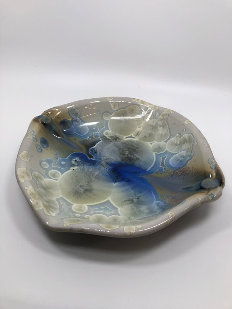 CRYSTALLINE POTTERY BOWL W/BUBBLE DESIGN.