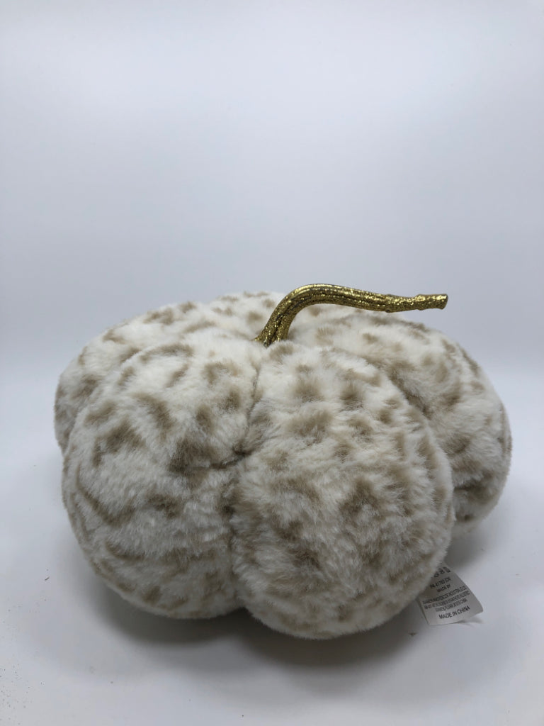 CHEETAH PRINT FLUFFY PUMPKIN.