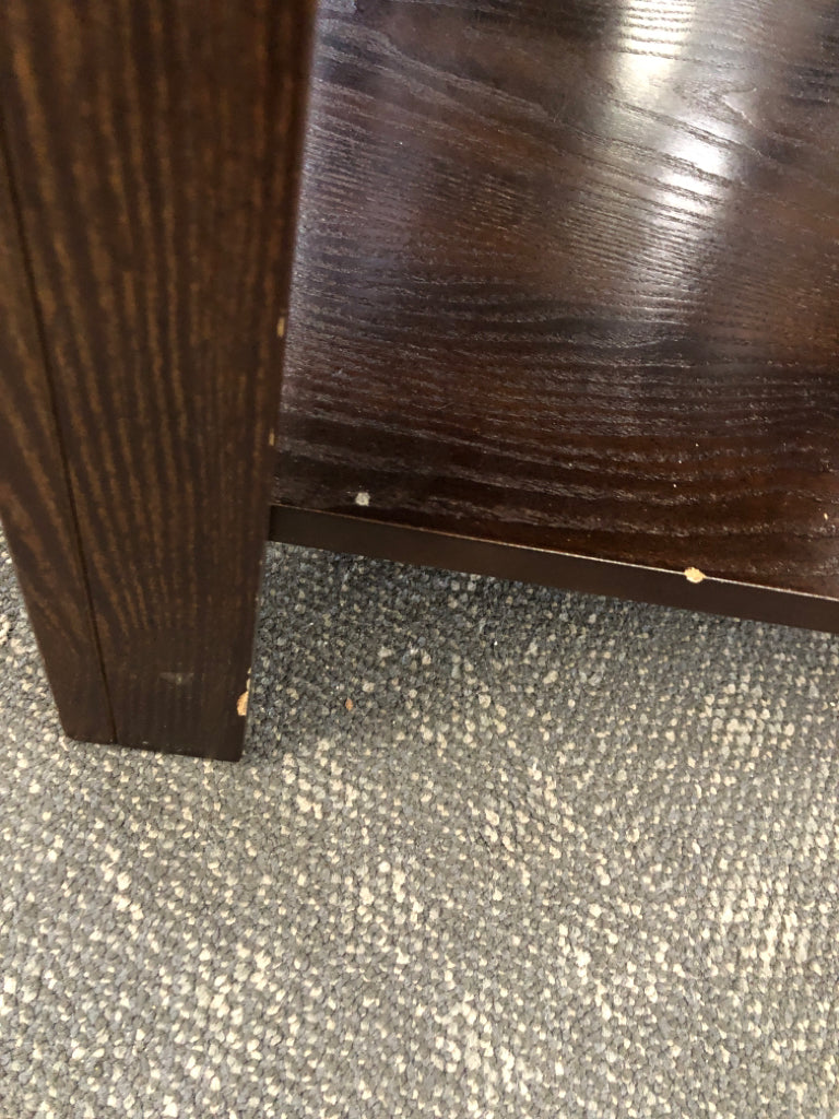 BROWN X-GRAIN WOODEN END TABLE.
