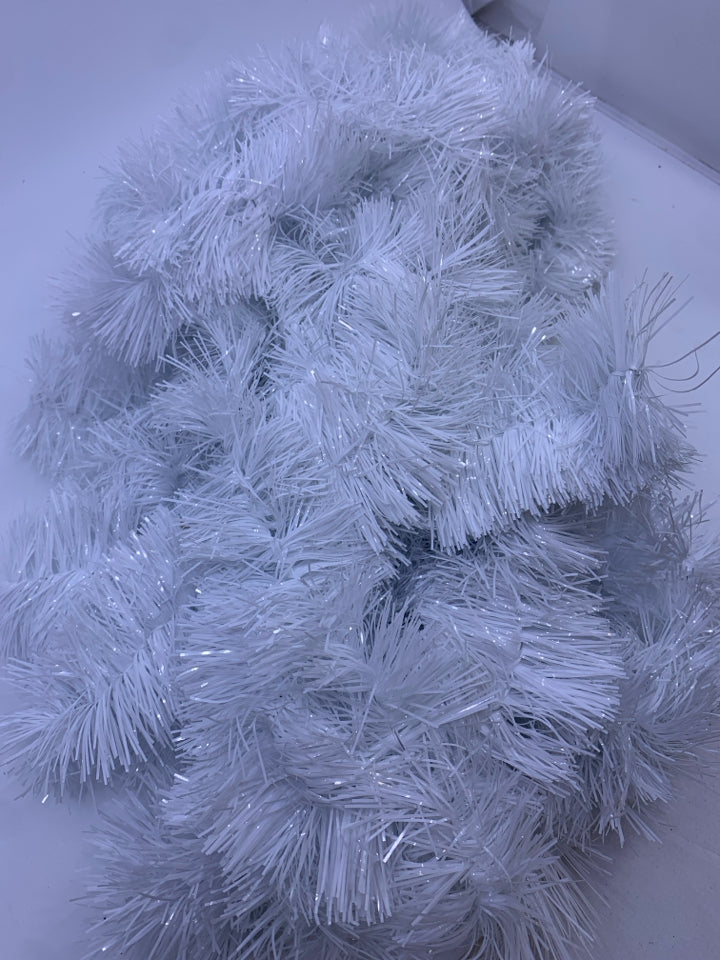 NIP WHITE GARLAND.