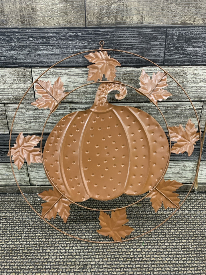 CIRCLE METAL PUMPKIN WALL ART W/ MAPLE LEAVES.
