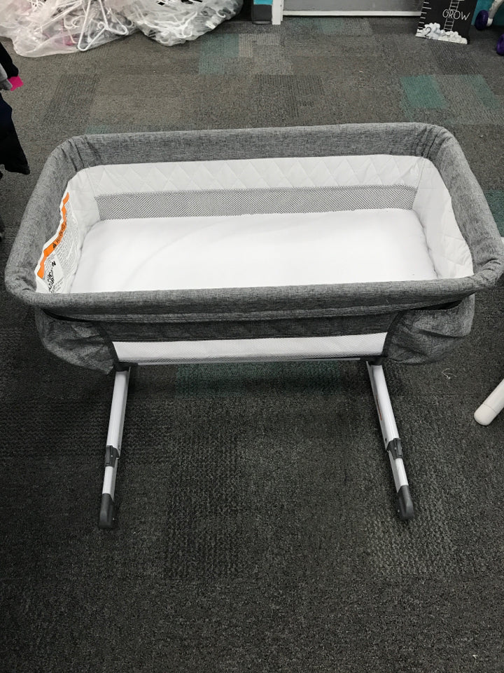 Simmons Kids Delux By The Bed Bassinet