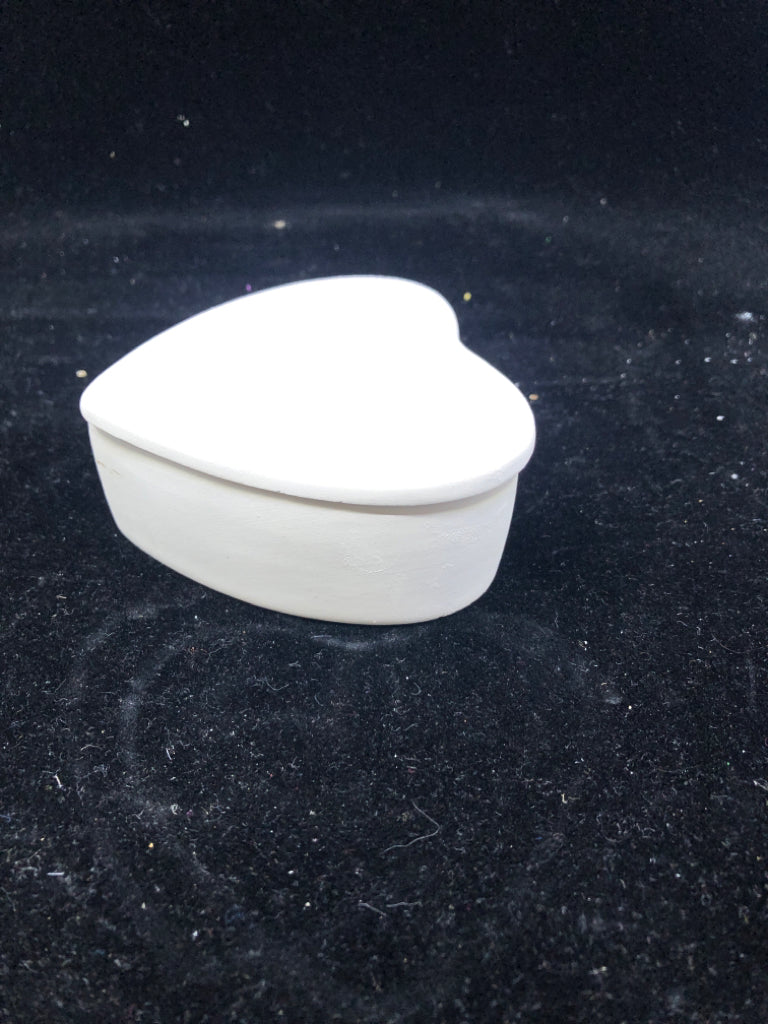 WHITE CERAMIC HEART SHAPED MOM TRINKET BOX.