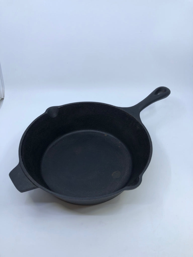 HEAVY CAST IRON DEEP SKILLET PAN.