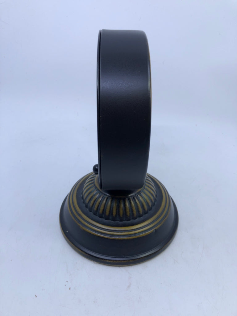 FOOTED METAL CIRCLE DESK CLOCK BLACK DISTRESSED.