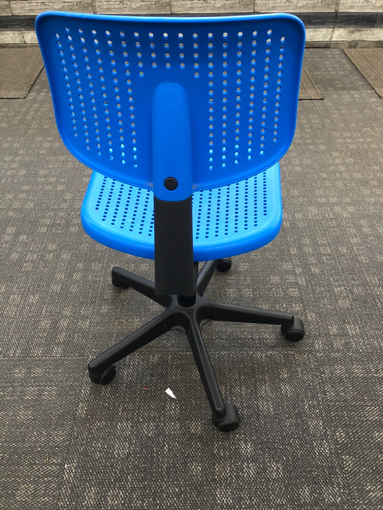 BLUE ROLLING OFFICE CHAIR W/VENTED BACK DESIGN.