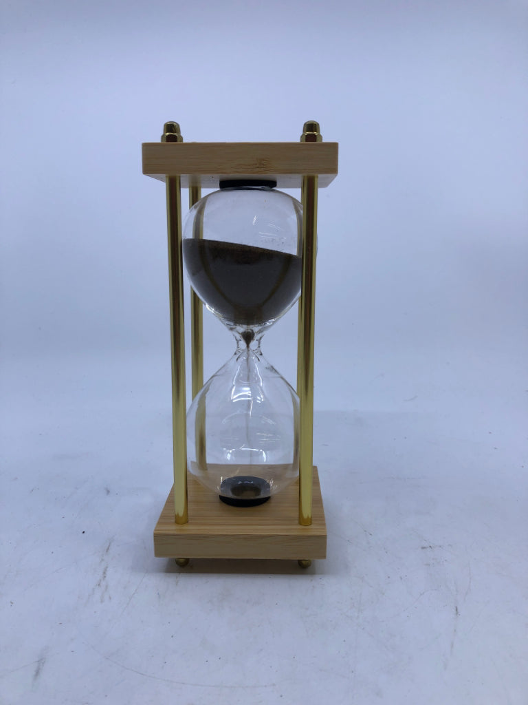 BROWN/WOOD BASE HOURGLASS.