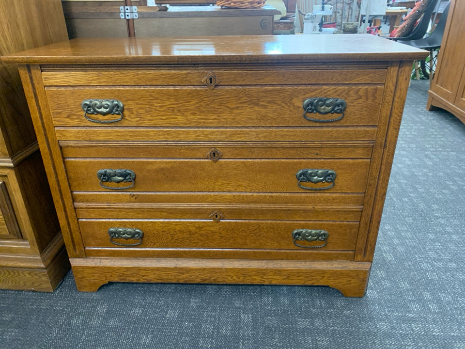 VTG MAPLE WOOD DRESSER WITH THREE DRAWERS.