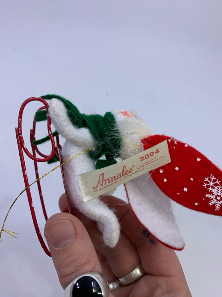 2004 WHITE ANNALEE MOUSE ON SLED ORNAMENT.
