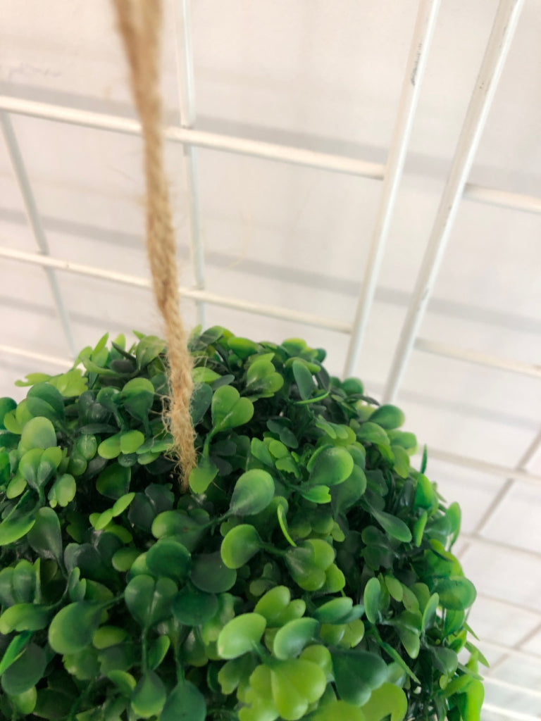 HANGING GAUX BOXWOOD BALL.