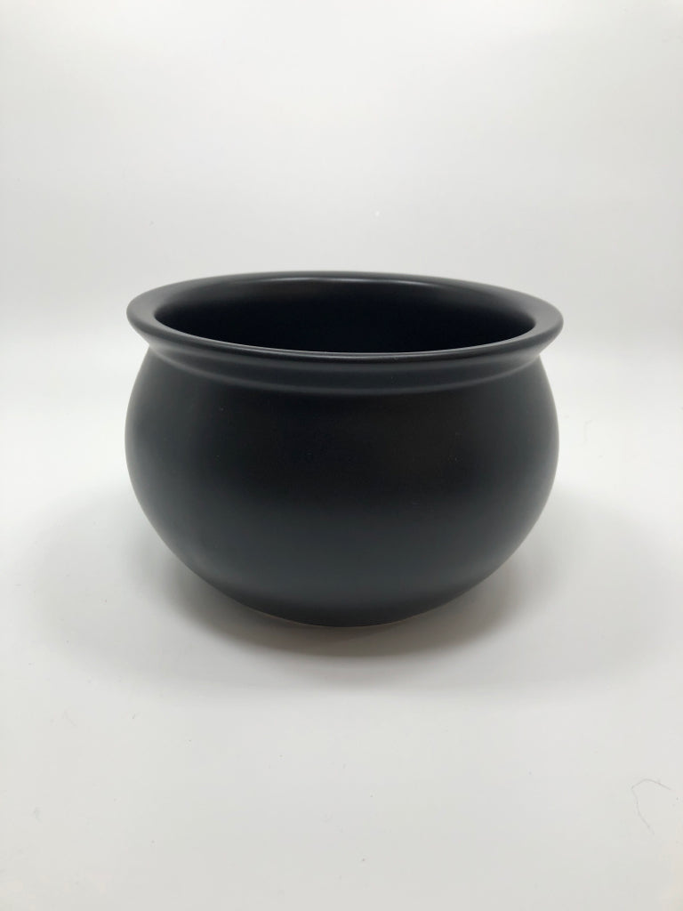 BLACK CERAMIC CALDERON.