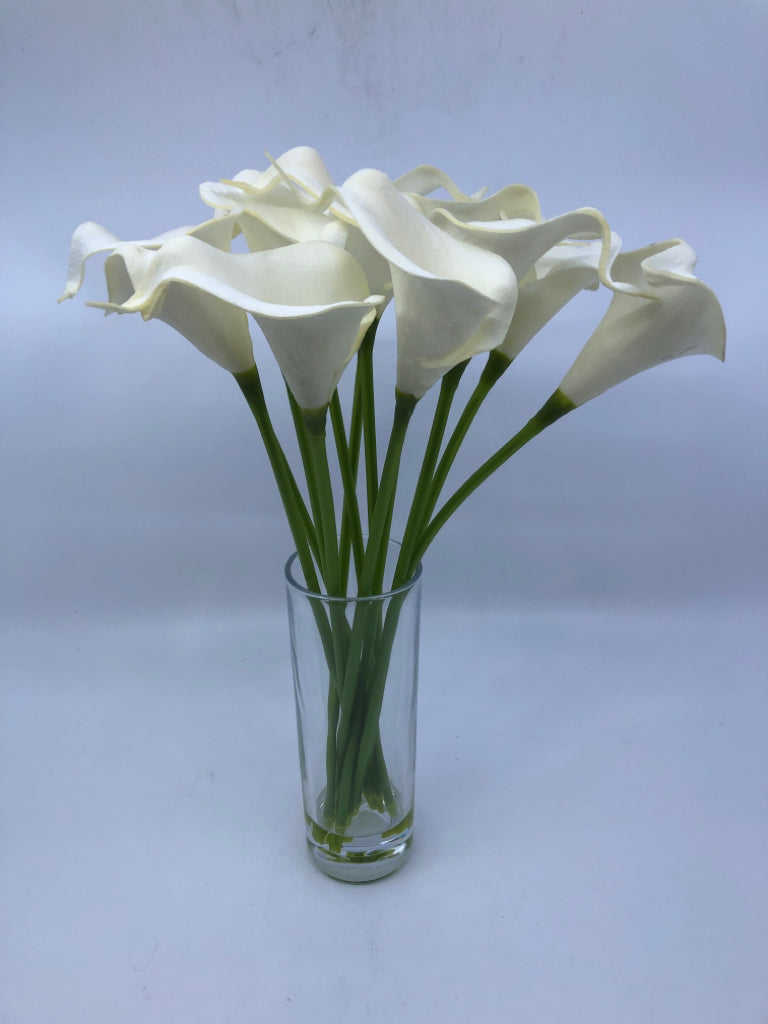 FAUX WHITE CALLA LILY FLORAL IN CLEAR VASE.