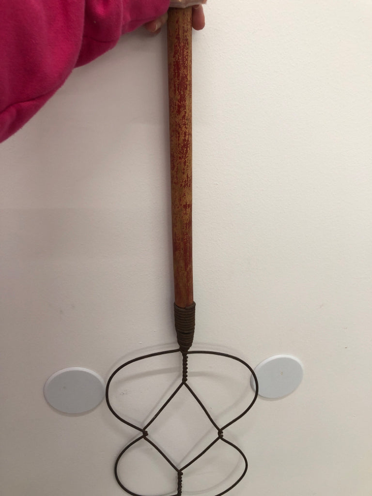 RUG BEATER PRIMITIVE DECOR.