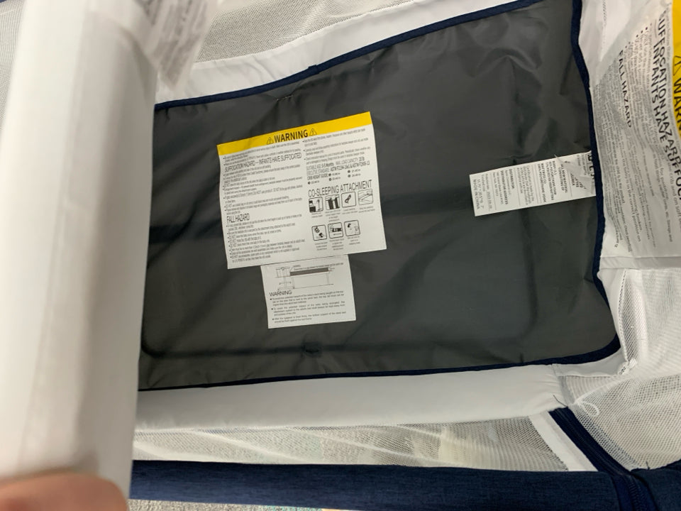 2-IN-1 Bedside Bassinet Sleeper