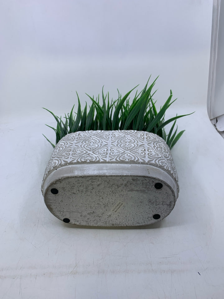 HEAVY OVAL CEMENT BASE W/ WHITE DETAILS FAUX GRASS.