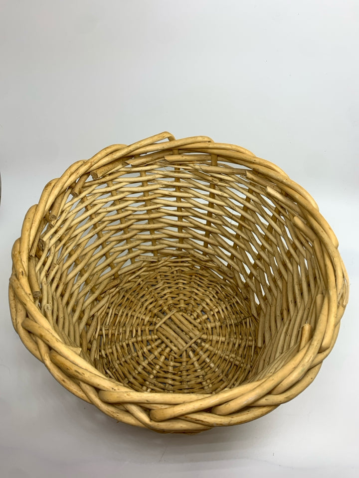 BLOND WICKER BIN.