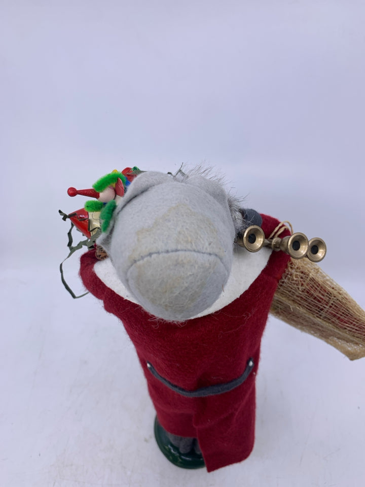 BYERS' CHOICE MAN WITH GIFT SAC + BASKET.