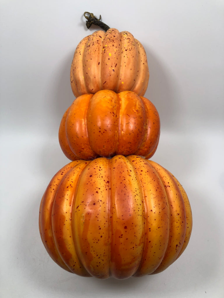 STACKED PUMPKIN DECOR.