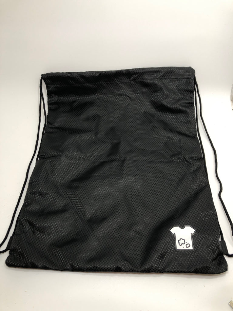 BLACK DIAMOND PATTERN TRAVEL LAUNDRY BAG.