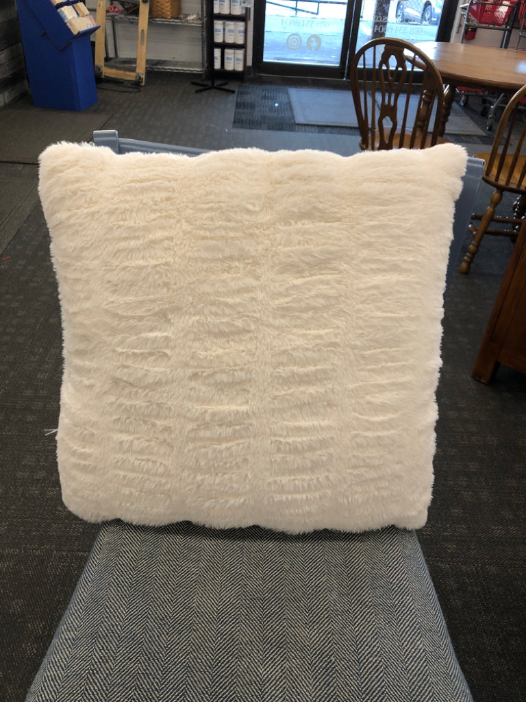 WHITE RIBBED FUZZY PILLOW.