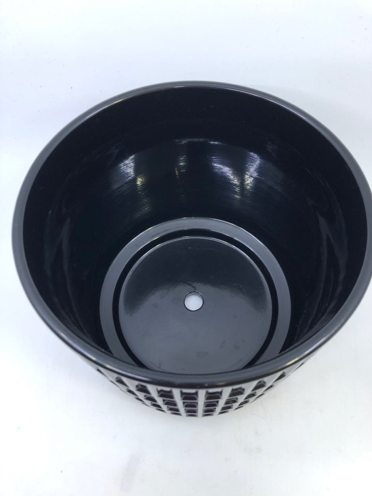 BLACK CERAMIC PLANTER.