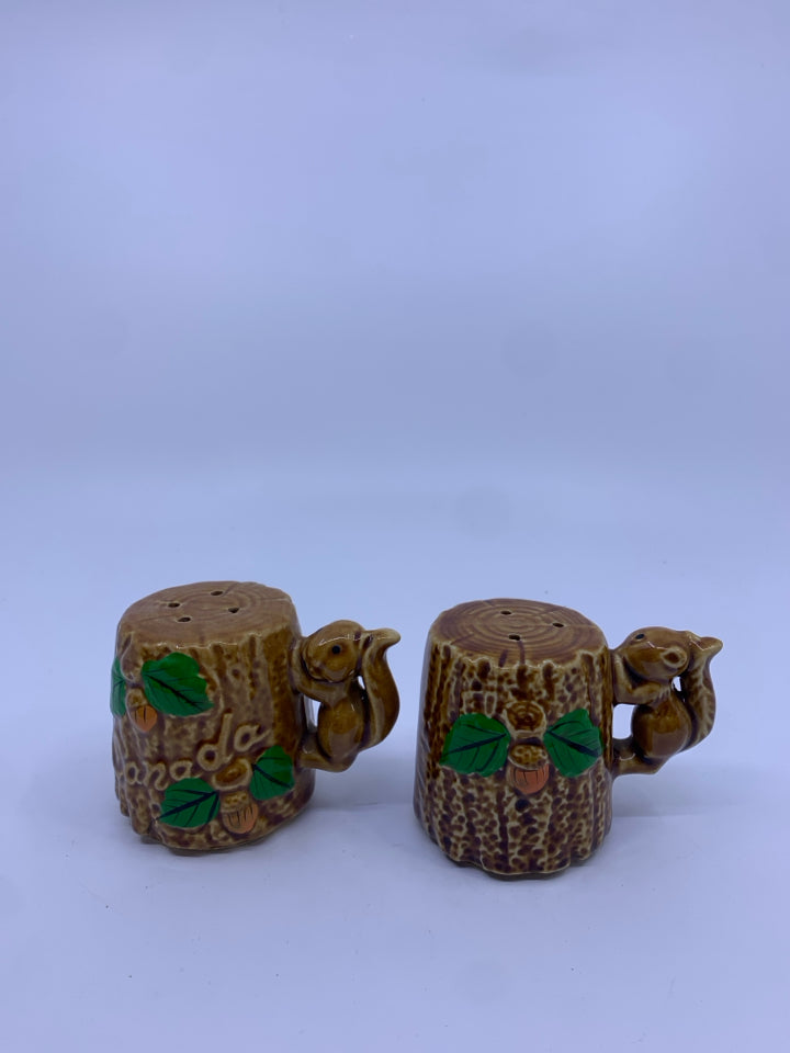 VTG TREE W/SQUIRREL CANADA S & P SHAKERS.