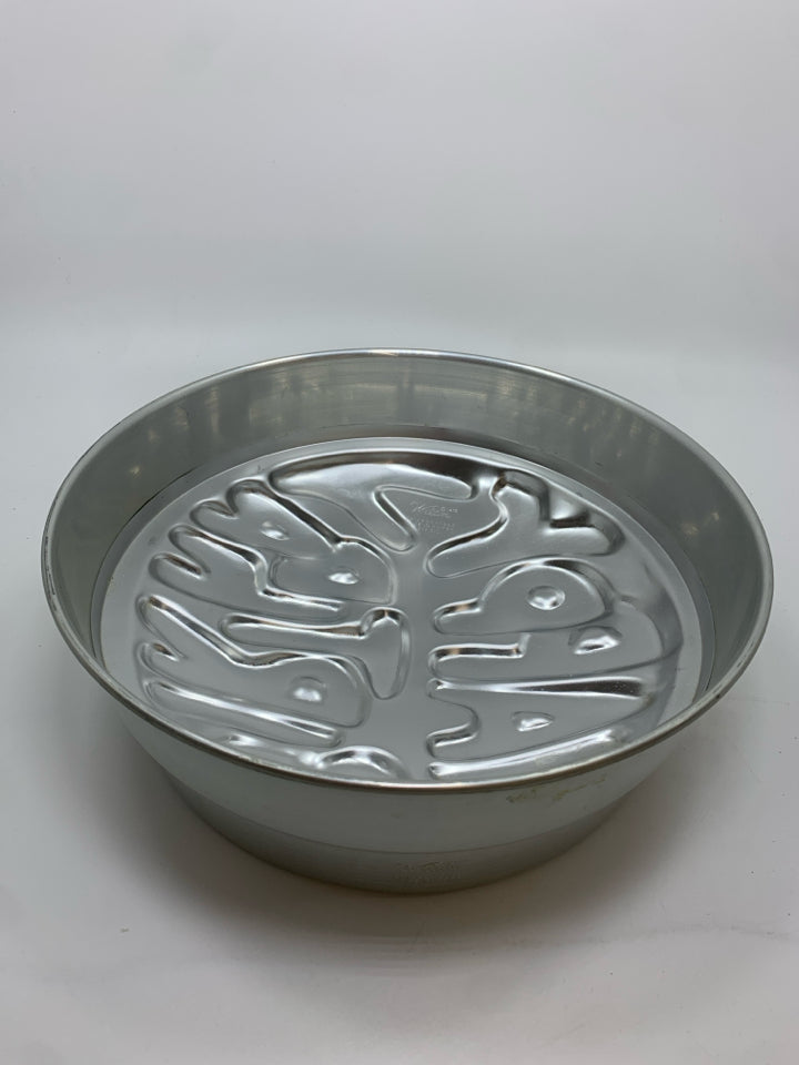 2PC WILTON BIRTHDAY CAKE PAN.